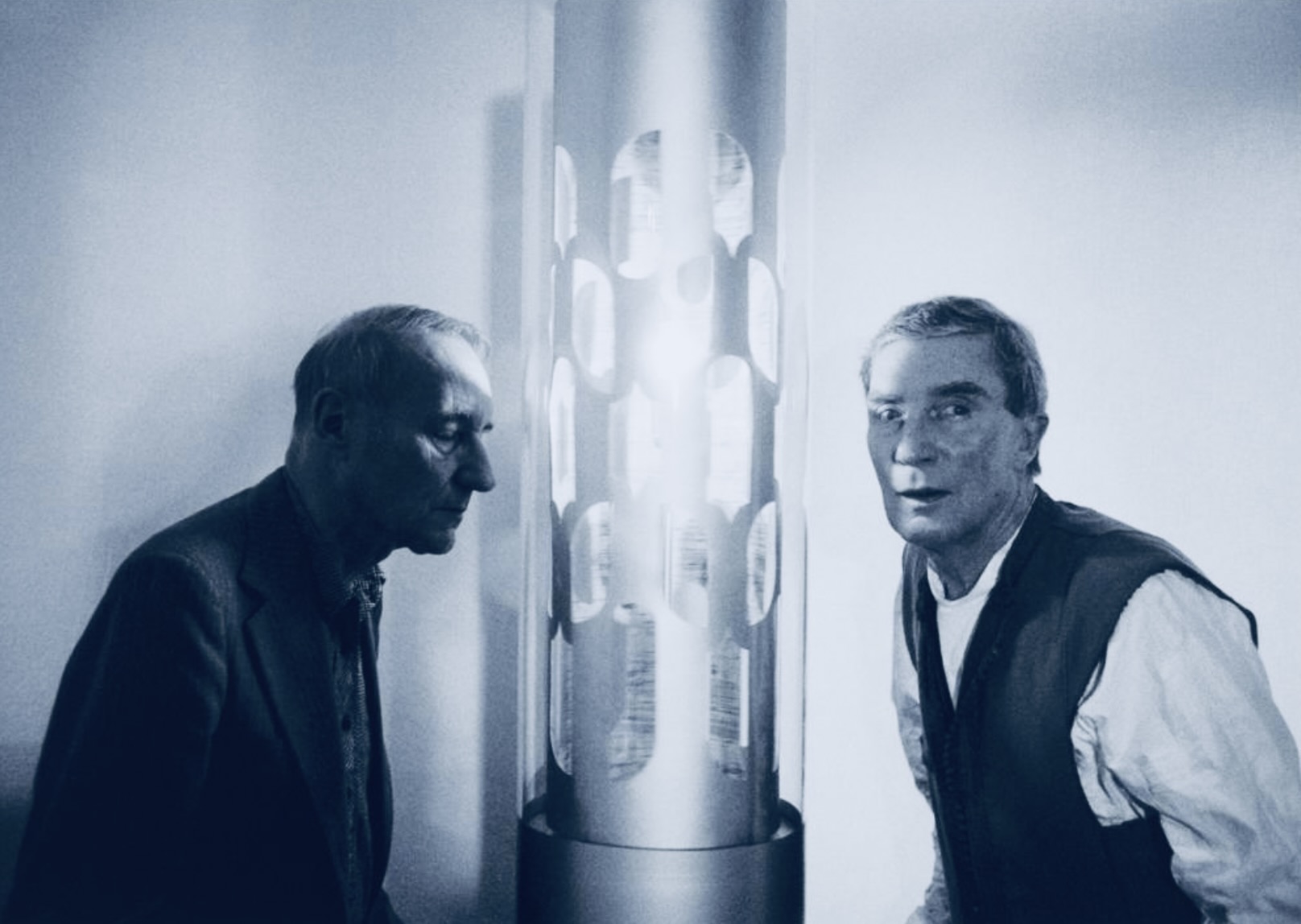 William S. Burrough et Brion Gysin devant la Dream Machine